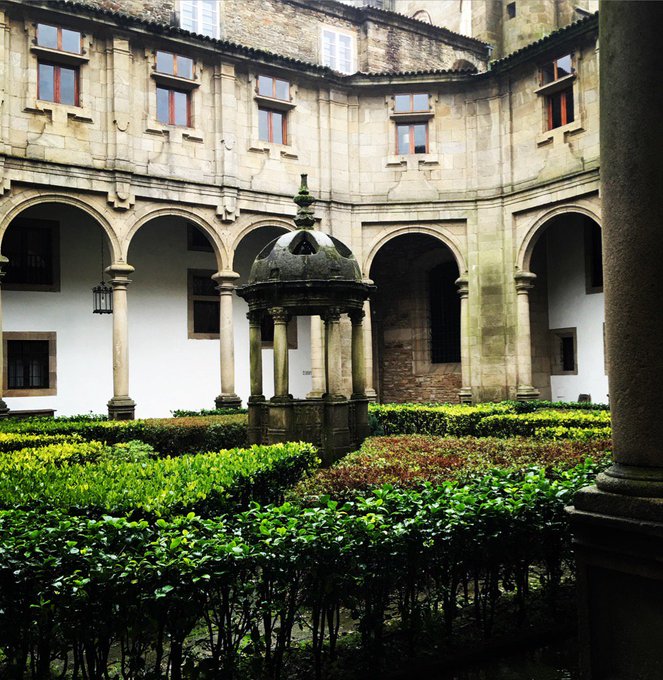 Bien día!! #SantiagodeCompostela https://t.co/PUDne1CXW5