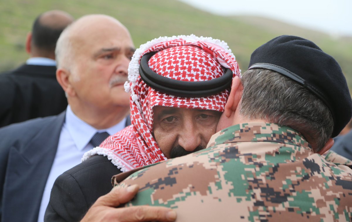 RHCJO's tweet photo. جلالة القائد الأعلى يشارك في تشييع الشهيد البطل الرائد #راشد_الزيود #الأردن https://t.co/lsDfPndI62