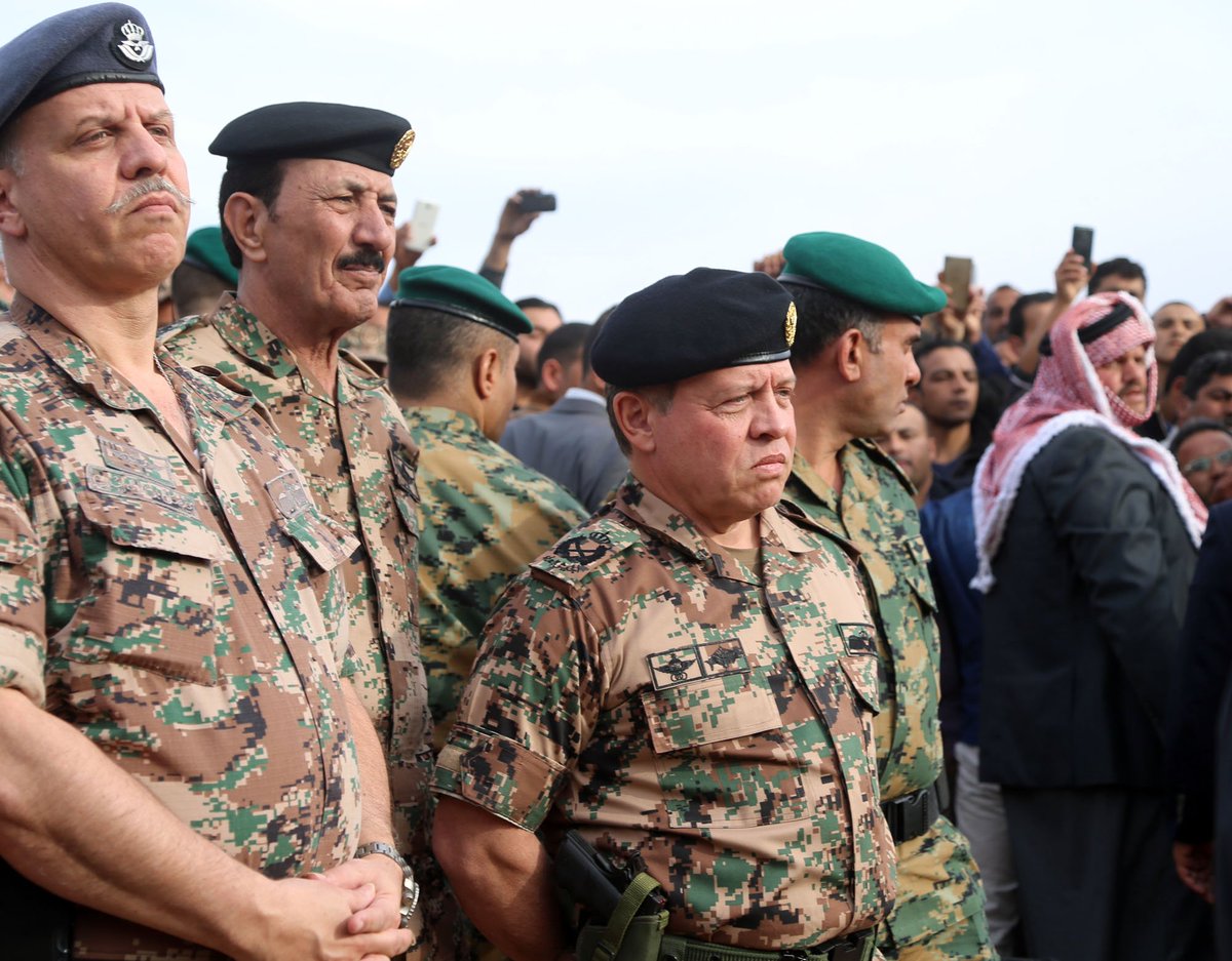 RHCJO's tweet photo. جلالة القائد الأعلى يشارك في تشييع الشهيد البطل الرائد #راشد_الزيود #الأردن https://t.co/lsDfPndI62