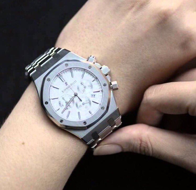 PierreYvesCo's tweet photo. Stunning shot of the timeless Ladies #AudemarsPiguet Royal Oak ⌚️ Available now! #PierreYves https://t.co/KHKlxjuNbZ