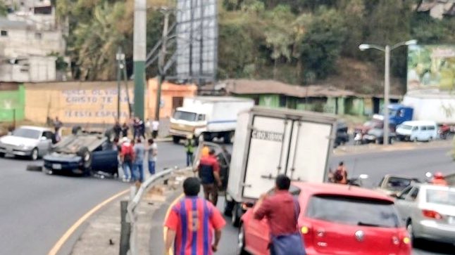 Vuelcan carro en km 17.5 ruta Interamericana occidente, antigua entrada a Mixco. Info #TráficoGT: @Asaph_Castillo.