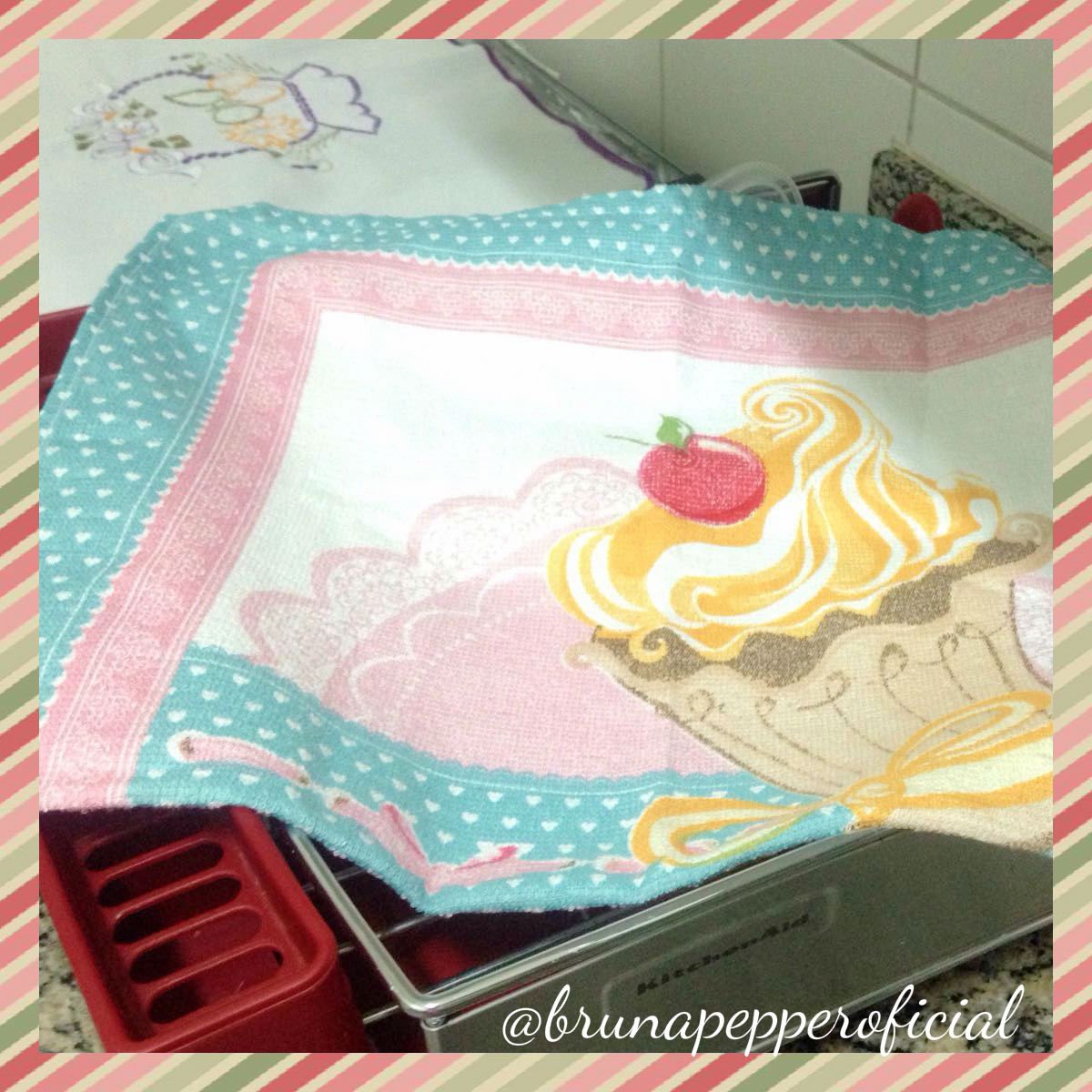 brunapepper's tweet photo. Toalhinha de cupcake na cozinha da Thaís ♥ #brunapepperlove #clientes #brunapepper https://t.co/xBz9CgkT3O
