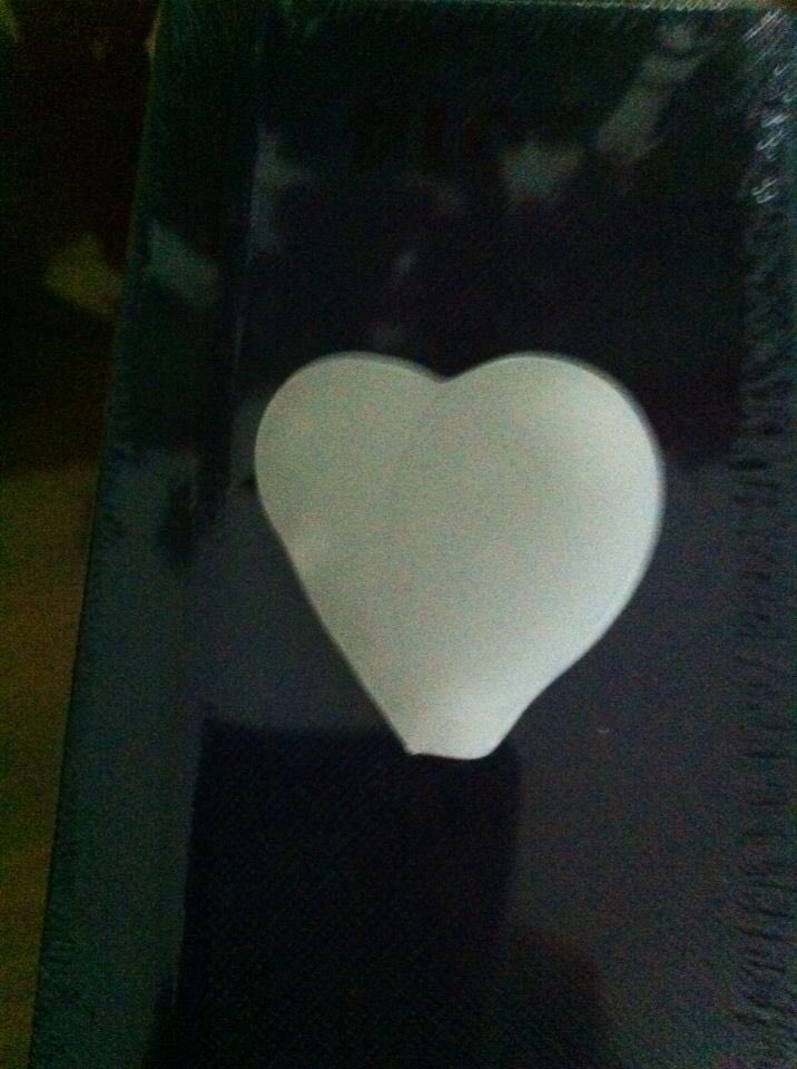 lialmada's tweet photo. Al invocar a Dios en una sanacion la vela se derritió y formó este corazón https://t.co/bIMxhhJapZ