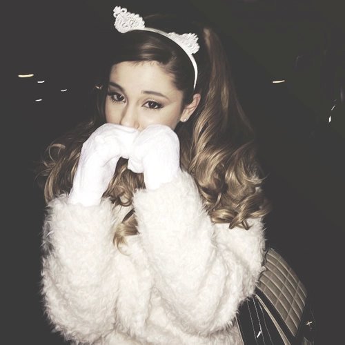 TeAmoAri2's tweet photo. #VoteArianaGrande #KCA https://t.co/jfnqjNsYrj