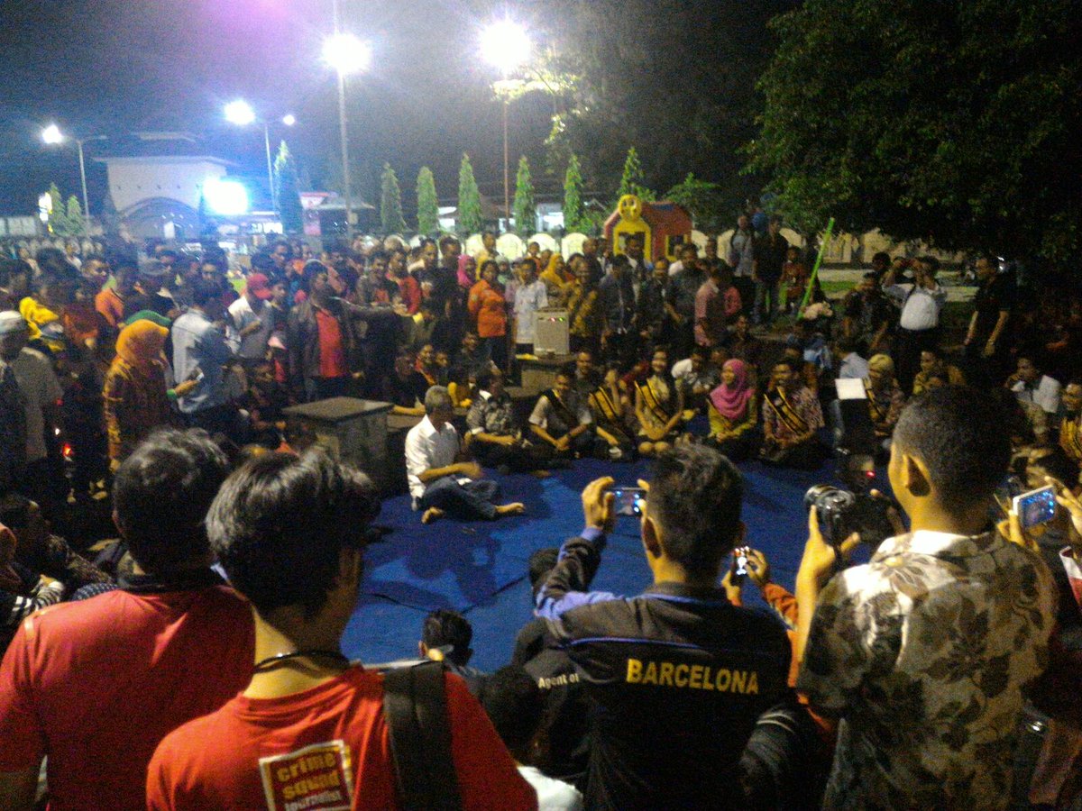 CLP_bercahaya's tweet photo. #infoclp Suasana Ngopi bareng @ganjarpranowo di Alun-alun Cilacap. (Foto: Anton). https://t.co/iGmZV1EFfh