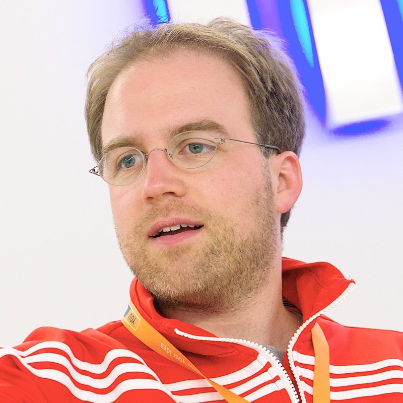 toolsberlin's tweet photo. .@BombeSollich in action. Auf der #tools15 zeigte er Startups, wie man richtig pitcht https://t.co/0Xf4cXAeLm https://t.co/jaEV8vMmkf