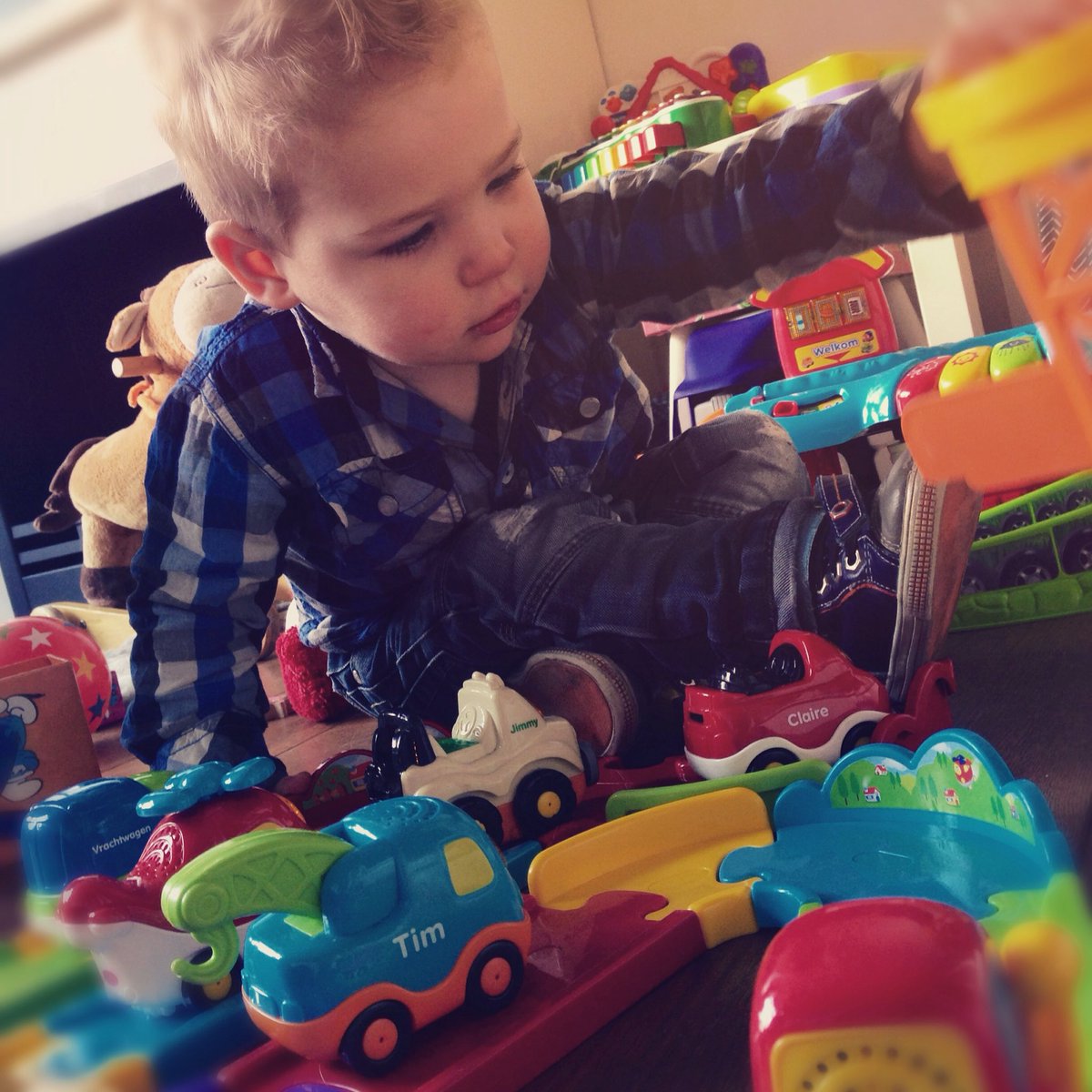 Samen gave racebaan maken. Mama vond de racebaan super cool, Micha vooral het slopen. #jongens #verliefd #trots