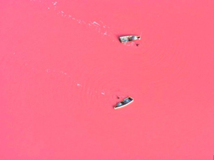 海外旅行を身近に カップルでアフリカ旅行をと言えば パリ ダカール ラリーのゴールとして知られるレトバ湖です 普通の海水の約10倍もの塩分濃度があるため 好塩微生物が増え その微生物が出す特殊な赤い色素がこんなにも鮮やかなピンク色に染めてい