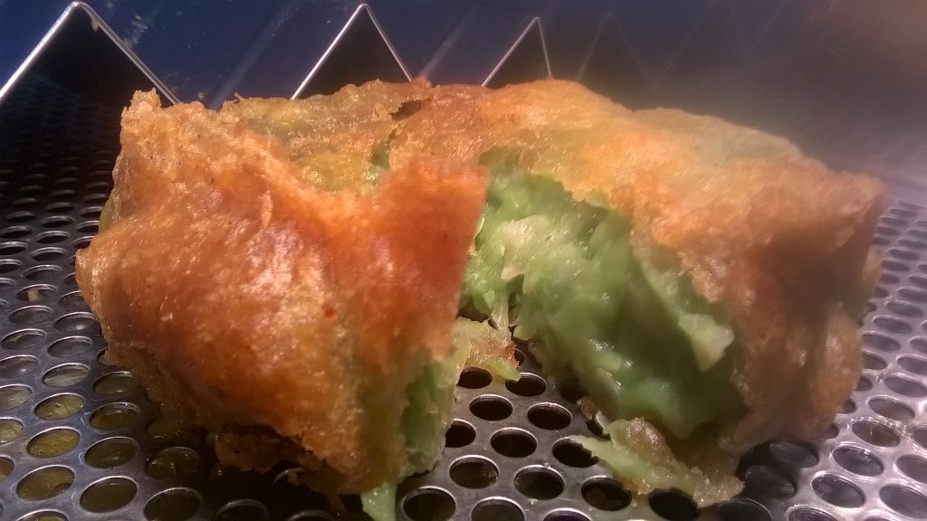 HOTHFANDC's tweet photo. Pea fritters #Kermit burger https://t.co/GkoyuYz2lc