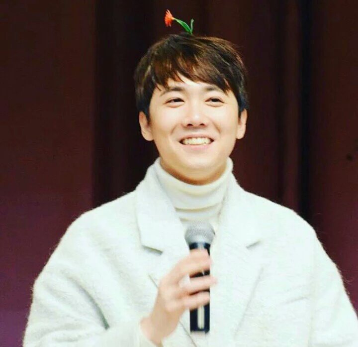 NostalgicLoser_'s tweet photo. Just wanna wish this dork a happy birthday. Hope you have a great day! @skullhong #HAPPY302DAY #happyhonggiday https://t.co/iE9m2ysCsx