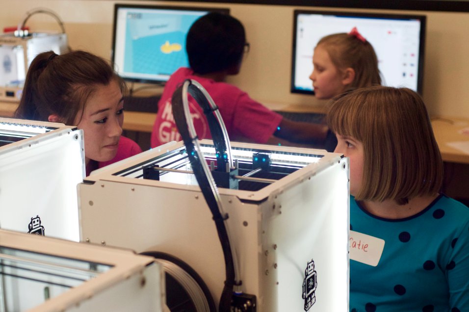UofIllinois's tweet photo. #ILLINOIS' @_MakerGirl is taking #3Dprinting on a roadtrip to rural communities https://t.co/S4DOlsQavI #STEM https://t.co/nOVBD1Tw9M