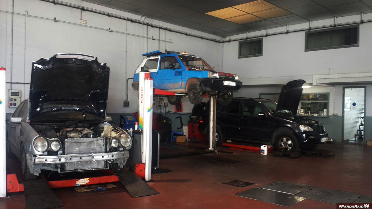 EnrutaPandaRaid's tweet photo. A 2 días de salir  🙈..🙏..🚗 reparando la caja de cambios..rasssca..raassca, imprevistos de última hora #PandaRaid2016 https://t.co/UOSn6wB7B6