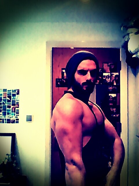 kriskibble's tweet photo. Been away for a bit but I've been working hard in the background, strongest I've ever been, naturals the only way https://t.co/iteObHdu3f