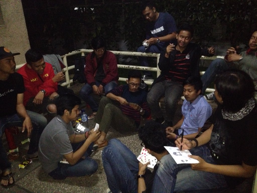 HMTI12's tweet photo. Kegiatan rutin tiap malam
Casino HMTI
#HMTI12 https://t.co/JR41O7iv1l