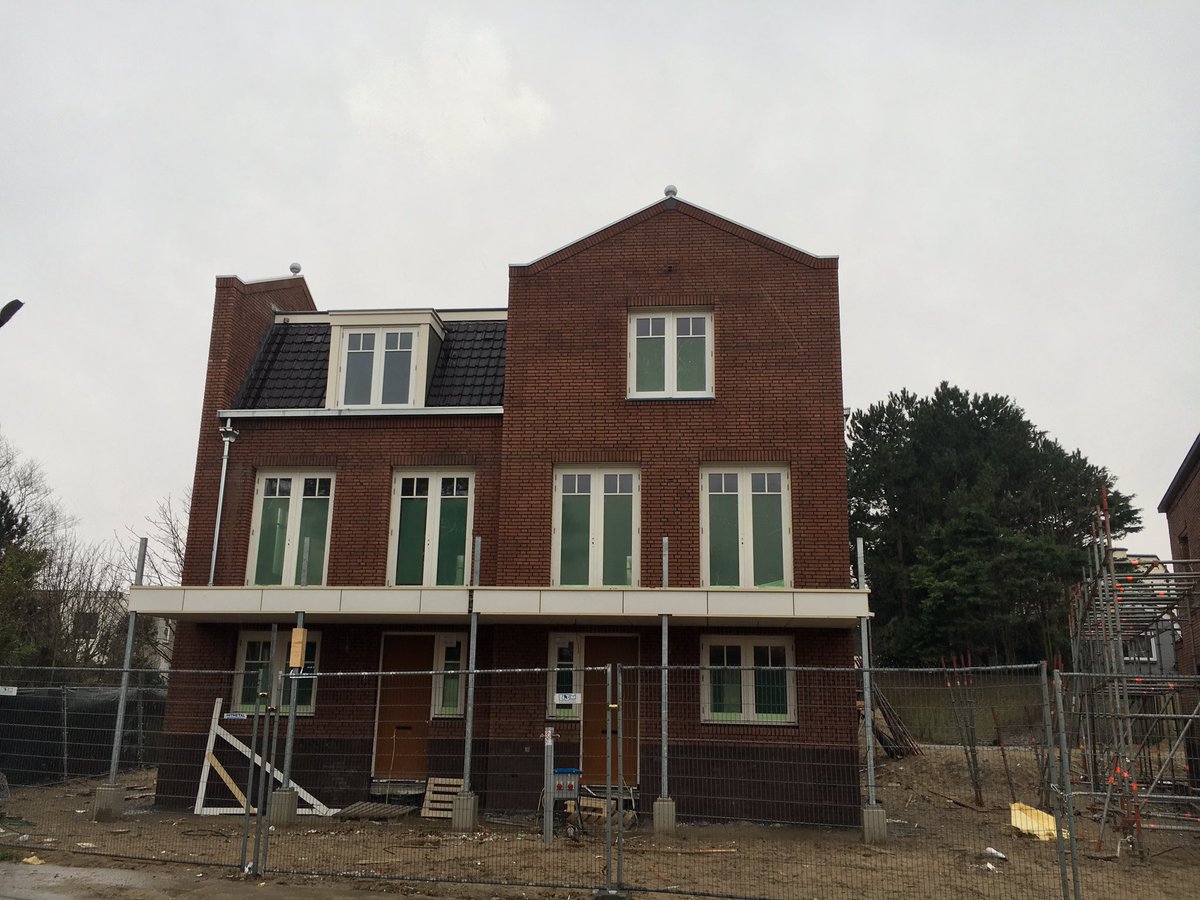 LvanRijn's tweet photo. @KBMGroep @jbplas @ Het resultaat mag er zeker zijn! Prinsessepark Zandvoort eerste woningen uit de steiger 👍🏻 https://t.co/gZLSTv8VmT