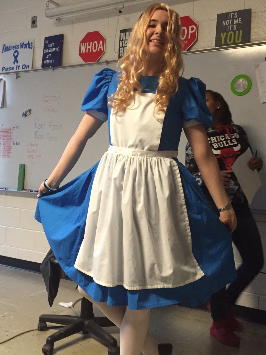 HRogersPi's tweet image. Woodland High School representing for #readacrossamerica #alice #readinginmath #whspacktivities