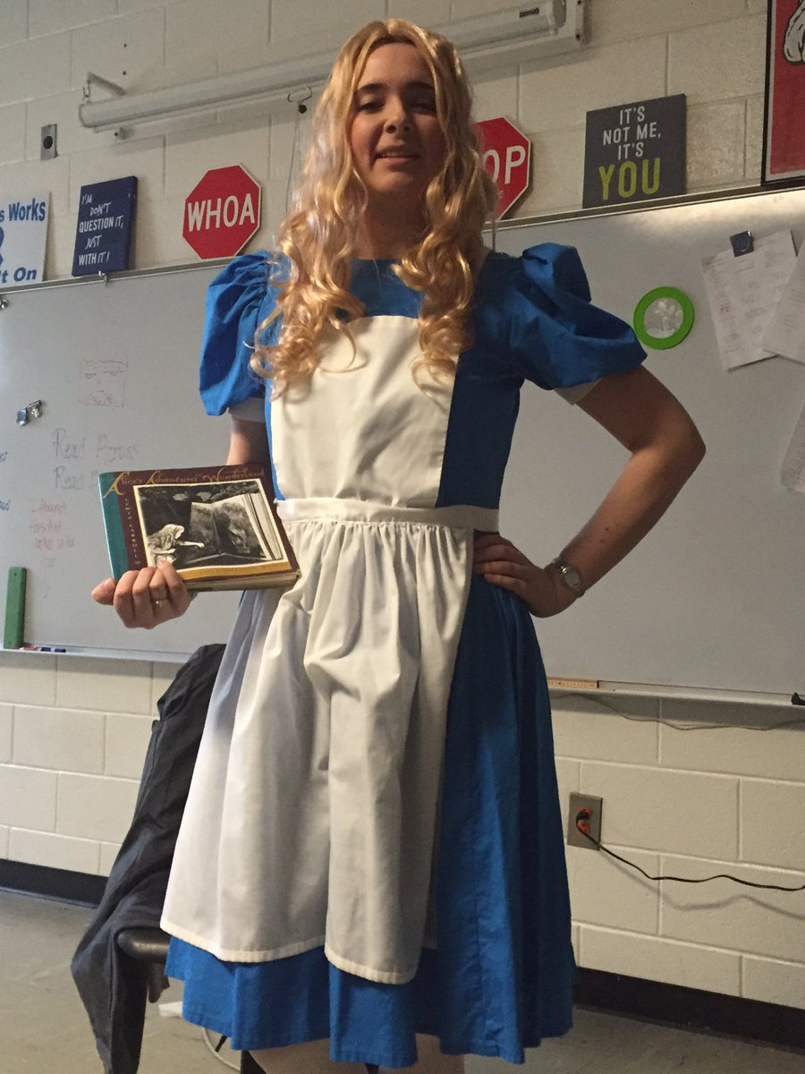 HRogersPi's tweet image. Woodland High School representing for #readacrossamerica #alice #readinginmath #whspacktivities