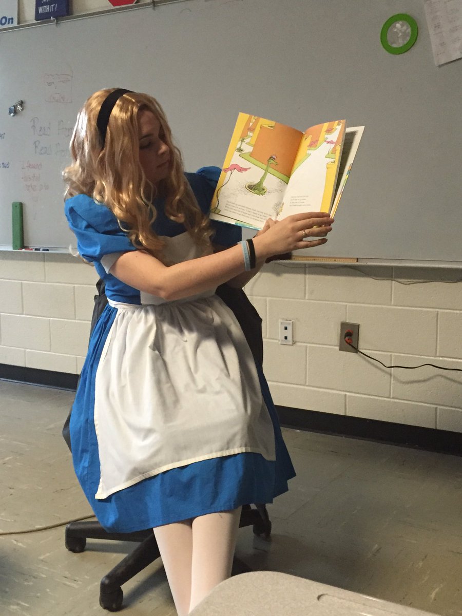 HRogersPi's tweet image. Woodland High School representing for #readacrossamerica #alice #readinginmath #whspacktivities