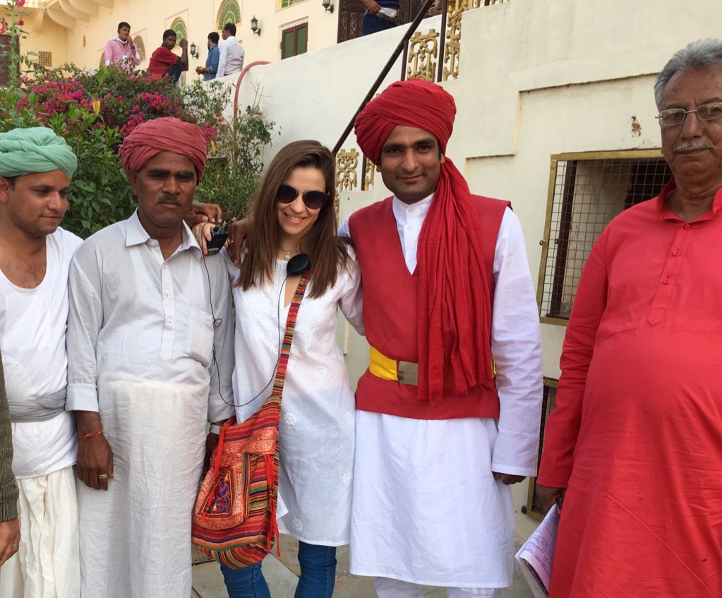 DenitsaOff's tweet photo. Fin de tournage...avec des gens adorables😜 #unebellejournée #unendroitmagnifique #soleil #chaleur #Jaipur #bonheur https://t.co/oT9yrKj2oq