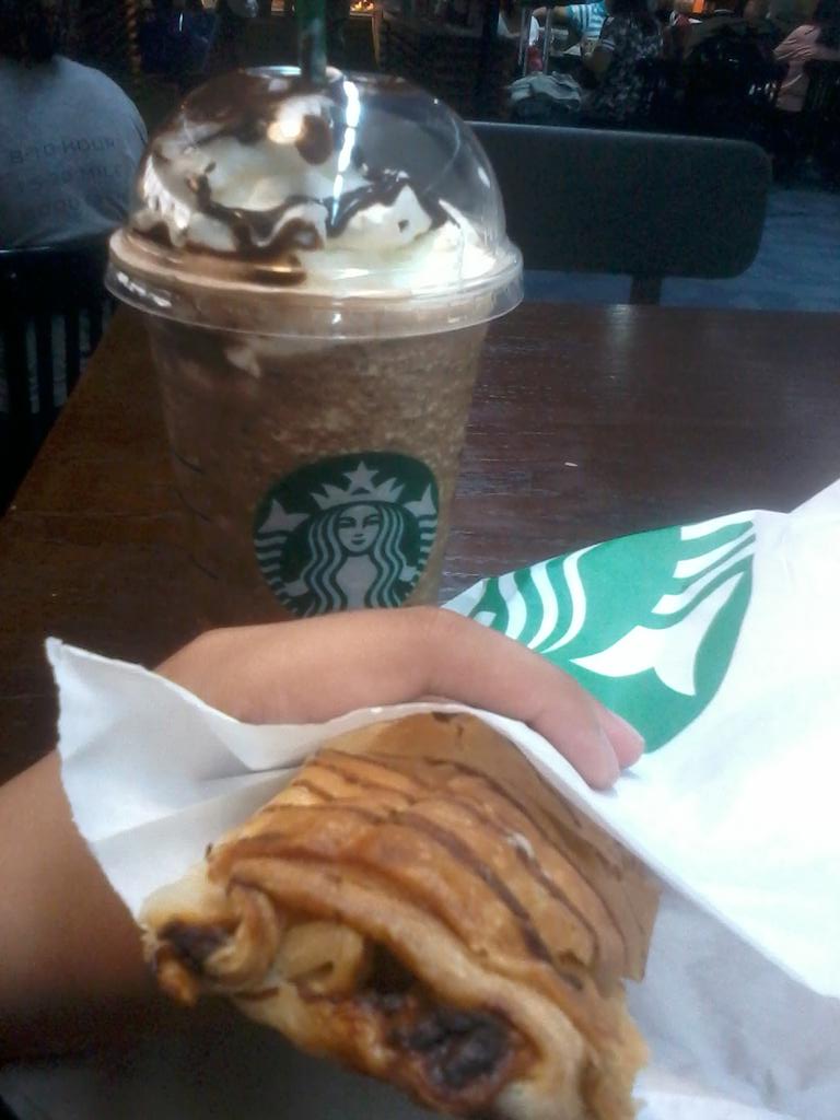 jerimeeeH's tweet photo. Starbucks while waiting https://t.co/7pLFKSurjS