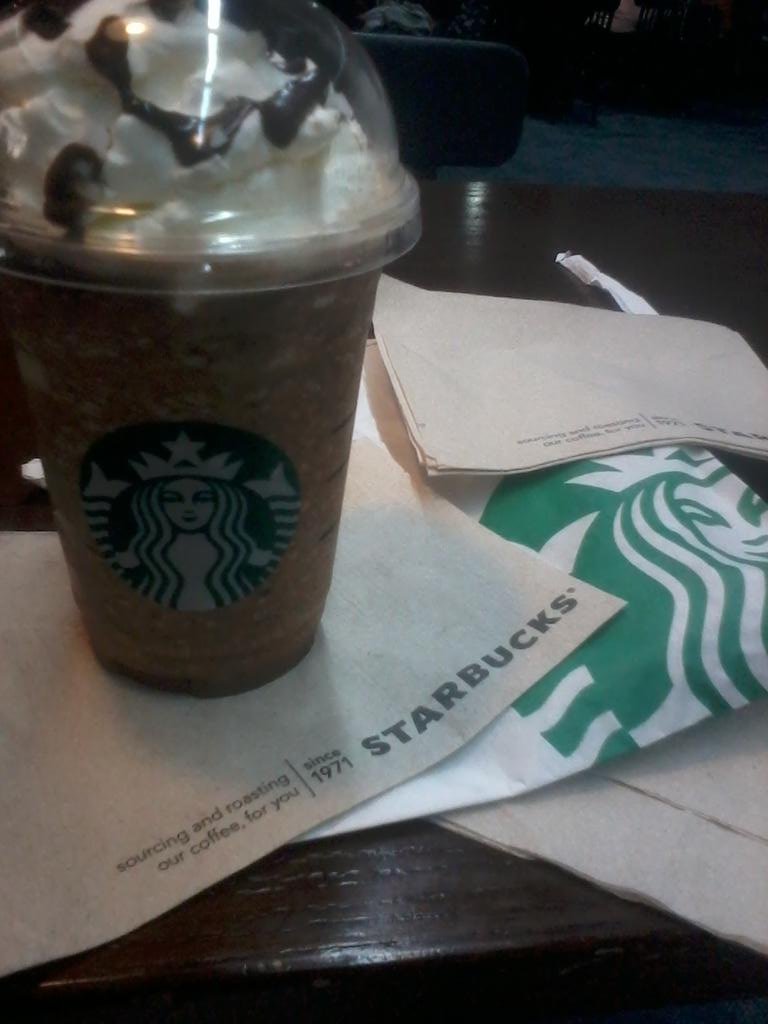 jerimeeeH's tweet photo. Starbucks while waiting https://t.co/7pLFKSurjS