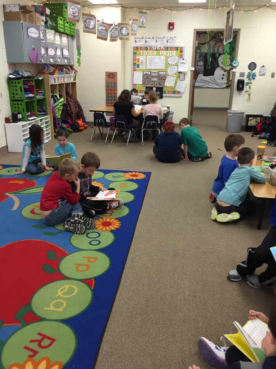 malapontia's tweet photo. First grade partner reading with Dr. Seuss books @LE_ESSD40 https://t.co/sciJhNlL3p