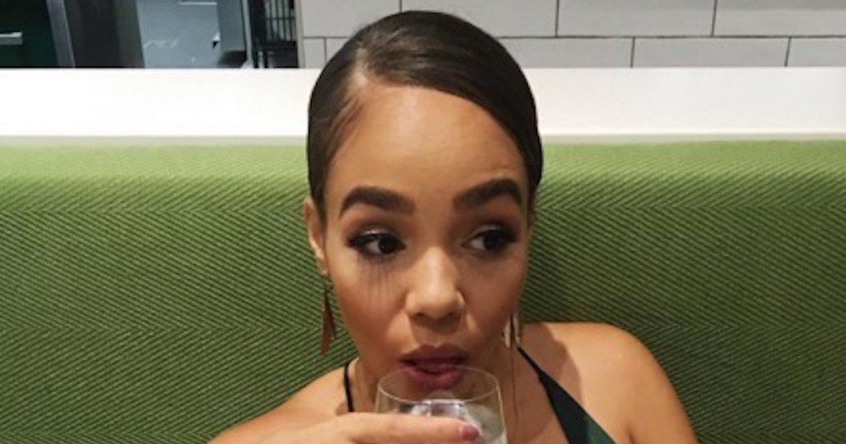 someecards's tweet photo. Australian mom goes viral for her perfectly casual, perfectly public breastfeeding photo. https://t.co/ZxU6MGTpGT https://t.co/UJkRzTcoZ6