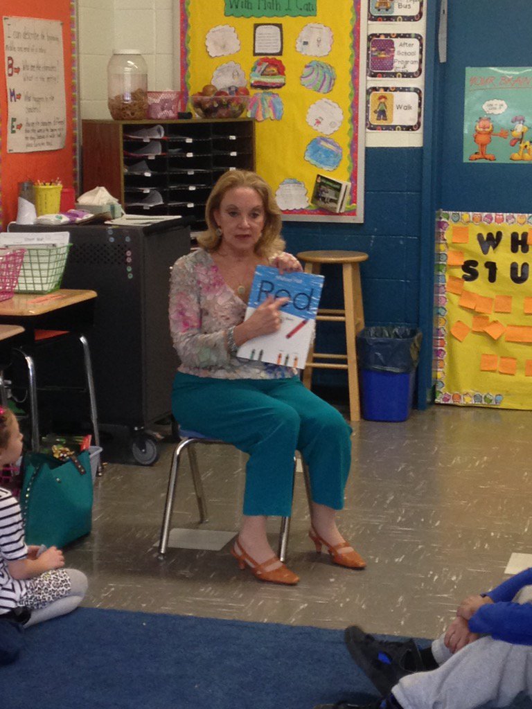 JanetConcodora's tweet photo. Thank you to Mrs. Ferry for reading to our class @LindeneauSchool for Read Across America. #theLNDway #edisonK12 https://t.co/dpHqrTtmFM