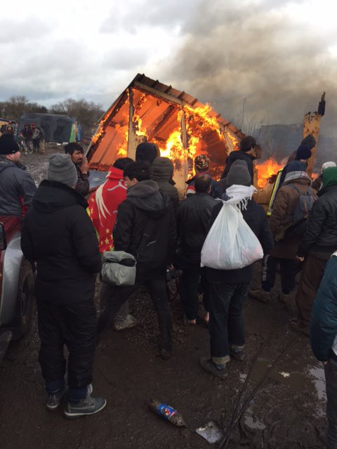 GoodChanceCal's tweet photo. Fires in the #CalaisJungle. The camp fire engine fighting, but we need more fire extinguishers. #Help. https://t.co/RL1kGY4tnw