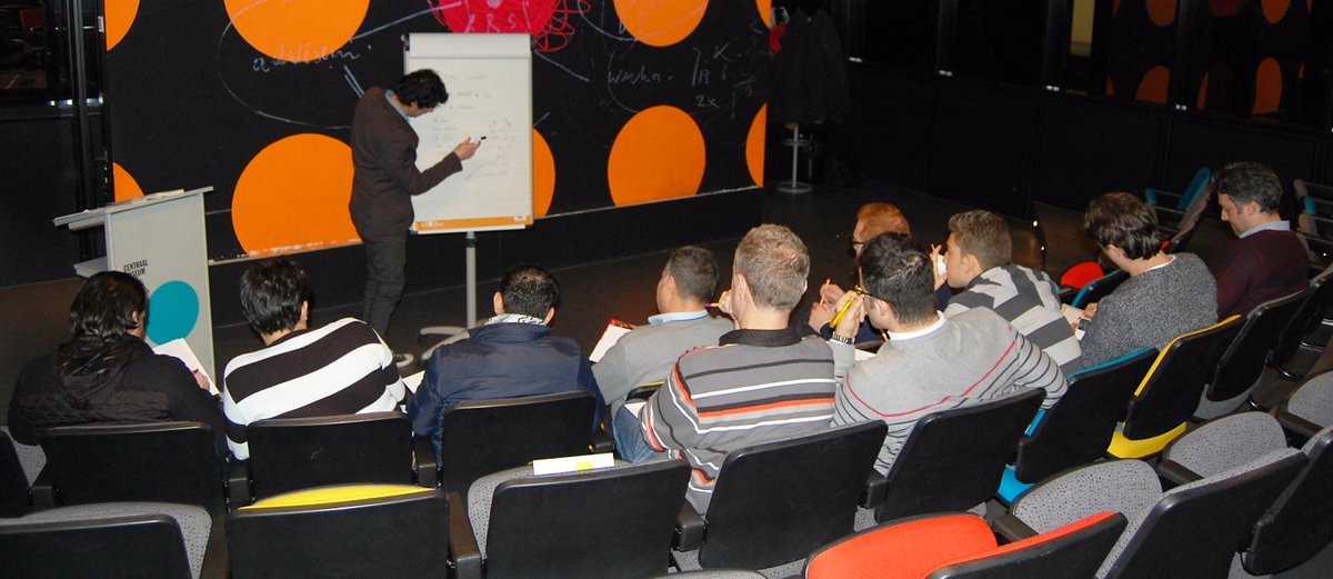 9 Syrische vluchtelingen volgden dichtworkshop <a href="/Babankirkuki/">Baban Kirkuki</a>.1/5 #czbestemmingbereikt presentatie <a href="/WinkelvanSinkel/">Winkel van Sinkel</a>