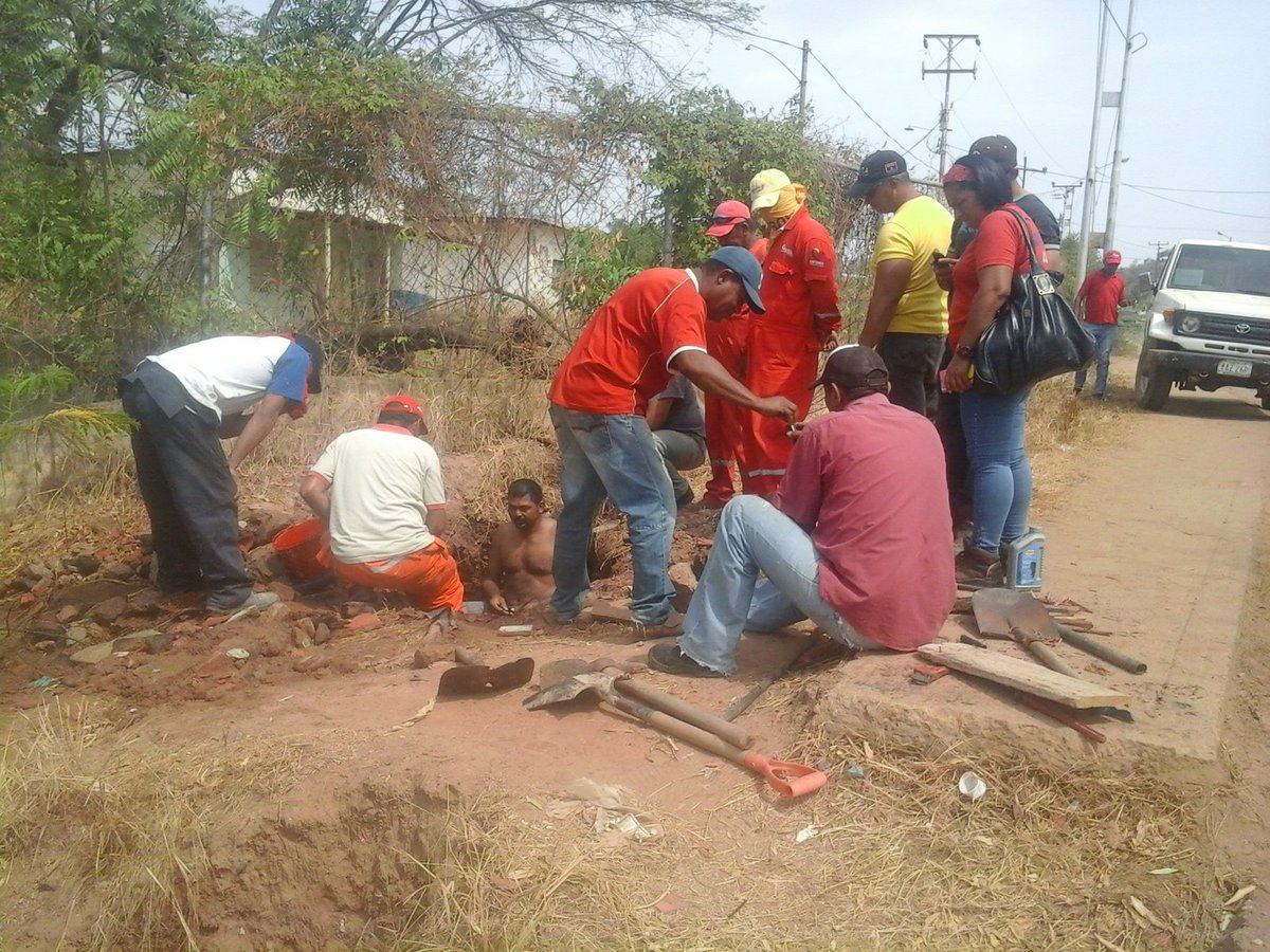 CamaradasPsuv's tweet photo. Plan Agua Potable Mcpio Mauroa,Activados en varios Puntos para Ir Restableciendo Servicio. https://t.co/wA7vU6UTjm
