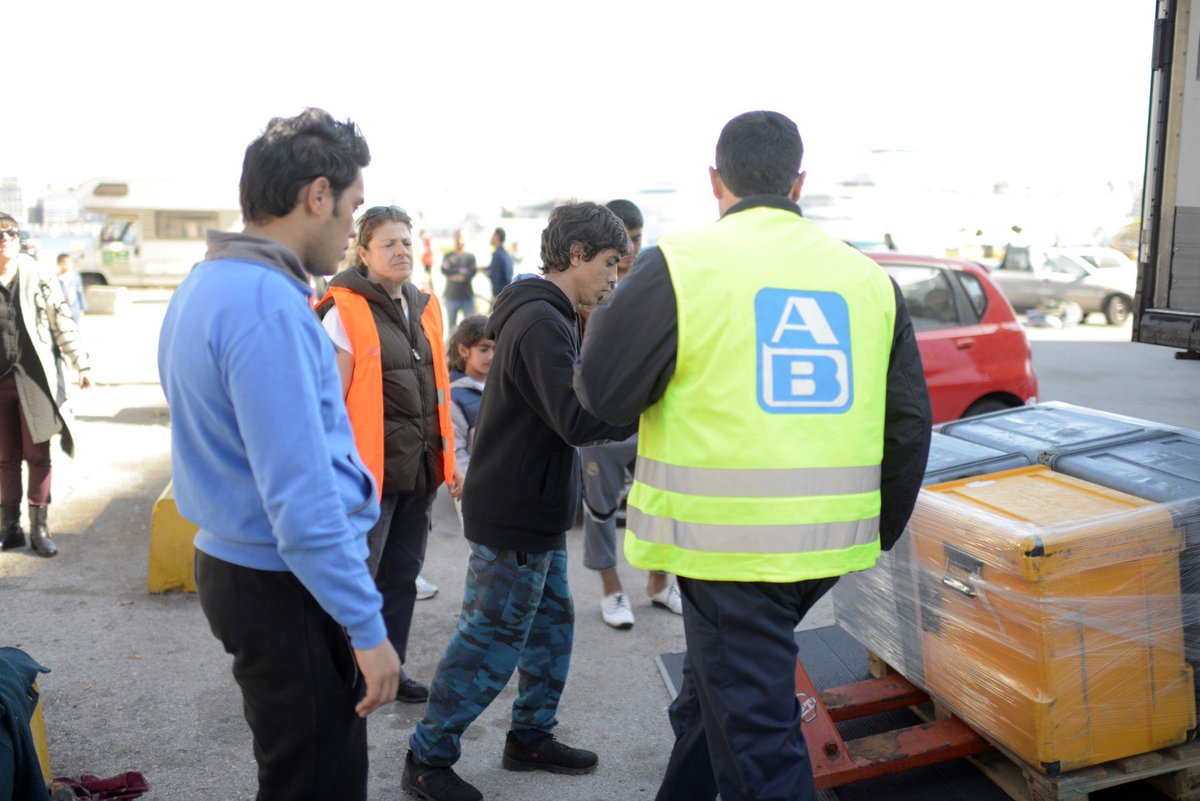 ABVassilopoulos's tweet photo. Είμαστε στο Πειραιά στην Πύλη Ε2 και βοηθάμε όσους έχουν ανάγκη #supportrefugees https://t.co/hGwFliOwHA