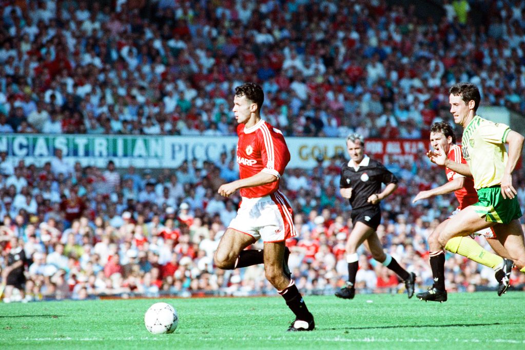 Britcorner's tweet photo. 25 años del debut de Ryan Giggs. https://t.co/qQcllq7t6Z https://t.co/2GiMLht2H3