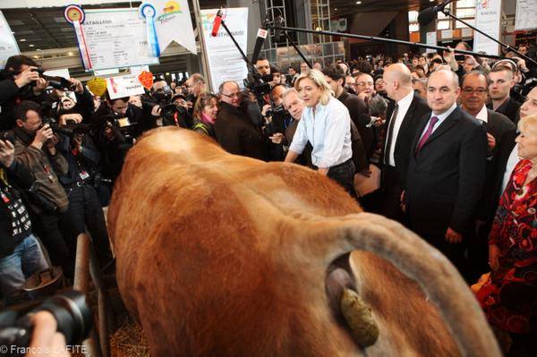 plolitique_'s tweet photo. Il y a une grosse merde sur cette photo sauras-tu la trouver? (je parle pas du petit truc qui sort de la vache) https://t.co/Ww6CfBy5Vm