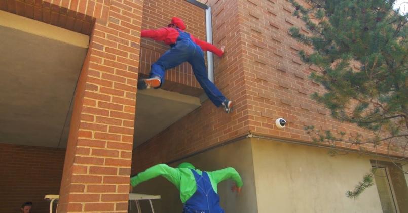 Humo's tweet photo. Super Mario Brothers doen aan parkour (filmpje) https://t.co/pDnMYB6Pvw https://t.co/rni2o89WVD