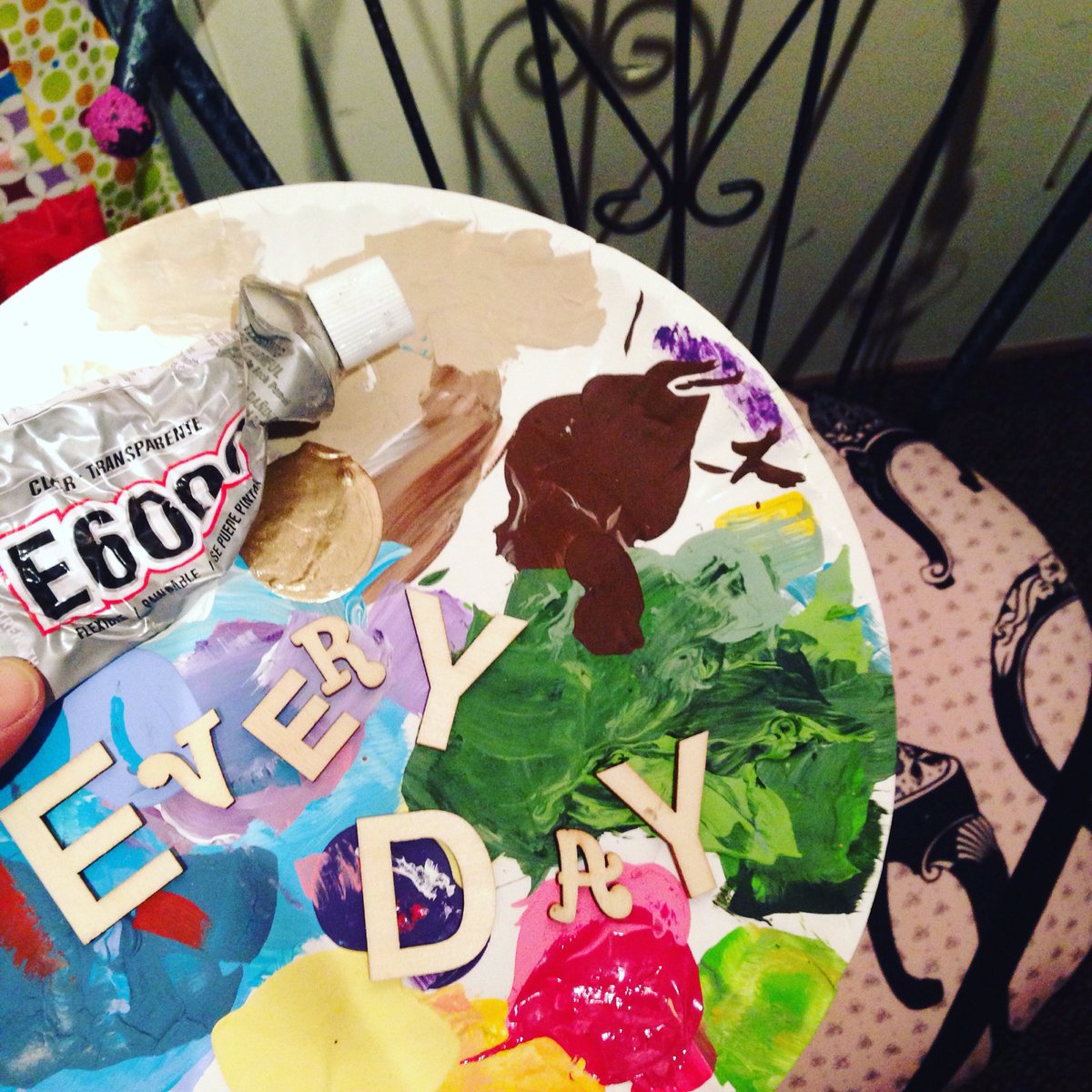 JustFrech's tweet photo. #everyday #art #paint #glue #chair #plate #crafty #comeseemyshow        https://t.co/DDpdPkd87D https://t.co/qHS5Paogbq