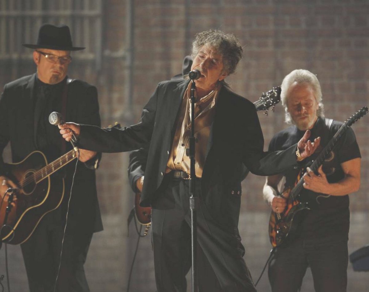 latimes's tweet photo. Secret archive of Bob Dylan's songwriting diaries, letters, etc. to be housed in Tulsa, Okla https://t.co/a7agAK4O7U https://t.co/fTBnjLuu7W