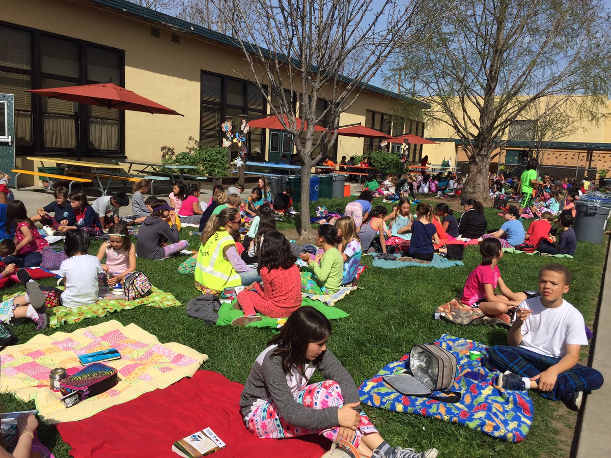 EdisonOtters's tweet photo. Awesome book/blanket day! #ReadAcrossAmerica #DrSeussDay https://t.co/qXY7r9uu8J