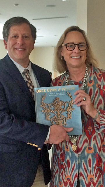 HSVmuseumArt's tweet photo. Christopher Madkour introduces celebrated textile designer @bvizdesign at GALA's 25th Anniversary Luncheon https://t.co/ig7CqoadQi