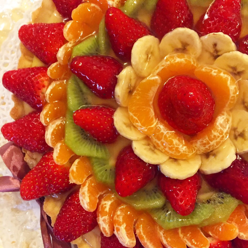 nancyghisla's tweet photo. Una fettina prima di andare a nanna? ❤️🍰 #fruit #cacke #strawberries #orange #cream #cackes #cakedesign #fruits https://t.co/aVX8531mPX