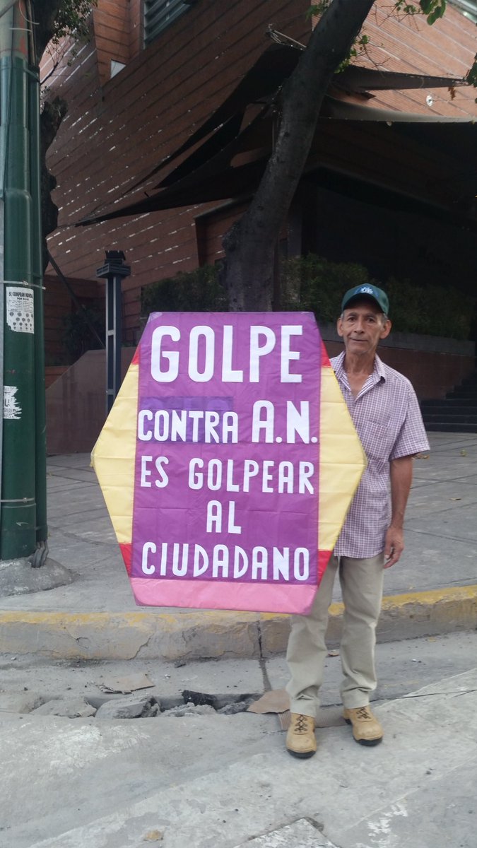 bonypertinezh's tweet photo. El Sr. del Papagayo. Como leí por alli: "¿Cuántos papagayos de protesta necesita hoy el cielo venezolano?" https://t.co/o6DOkRSpZa