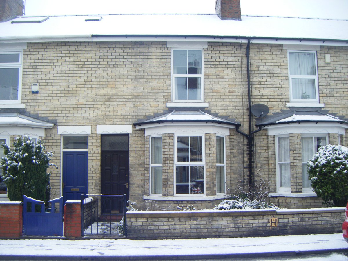 13EmeraldSt's tweet photo. We think our street is always lovely but it #York's #snow shower made it even prettier this morning! https://t.co/Af8voQLO7u