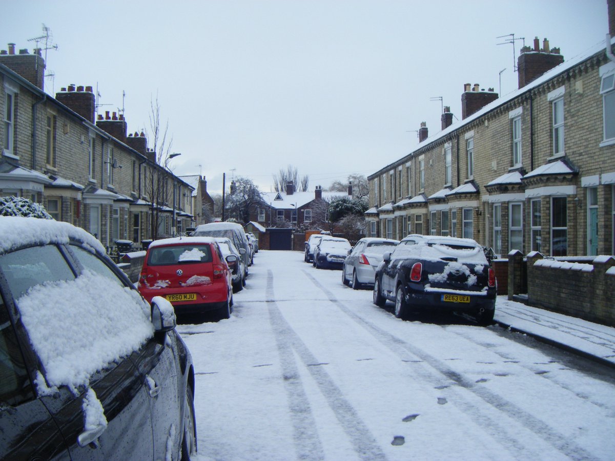 13EmeraldSt's tweet photo. We think our street is always lovely but it #York's #snow shower made it even prettier this morning! https://t.co/Af8voQLO7u
