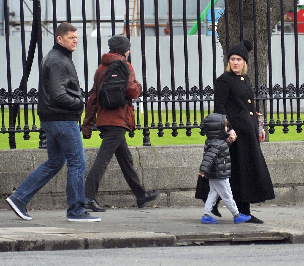 adeleonlinebr's tweet image. FOTOS: Adele e Angelo em Dublin hoje (02)