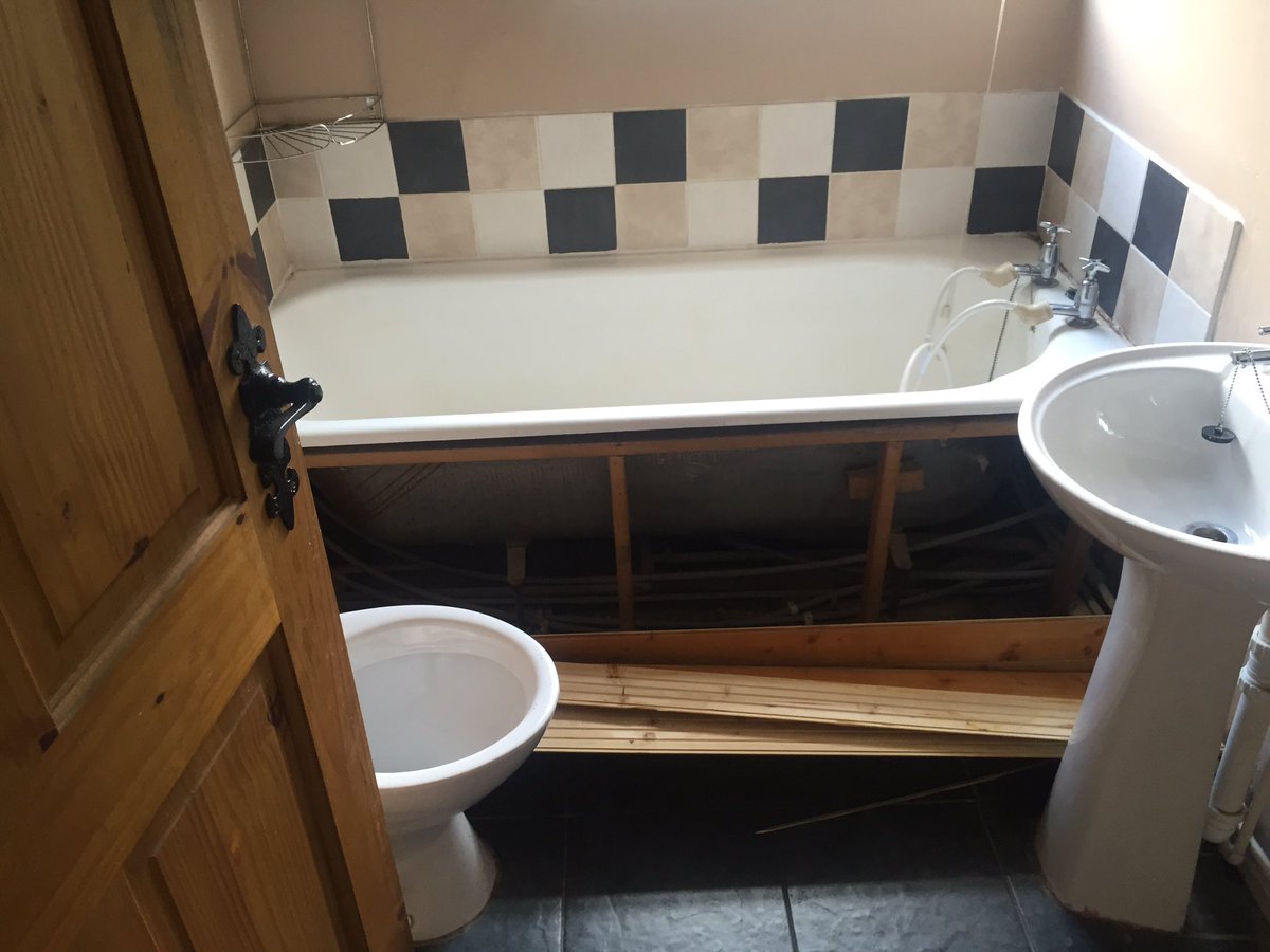 derbytiling's tweet photo. Before and after Bathroom refurbishment completed @Porcelanosa_EN @InstarmacGroup #derbytiling https://t.co/zeyd1O8RuT