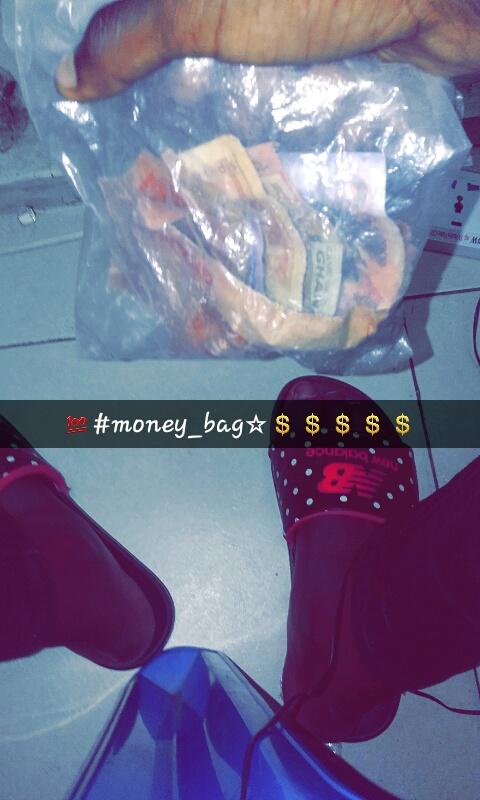 RemygodXoxo's tweet photo. #moneybag#remymoney#snapchatminded #you aint diz nigga wif diz kinda money yet #moneycam https://t.co/KokBMgrIGp