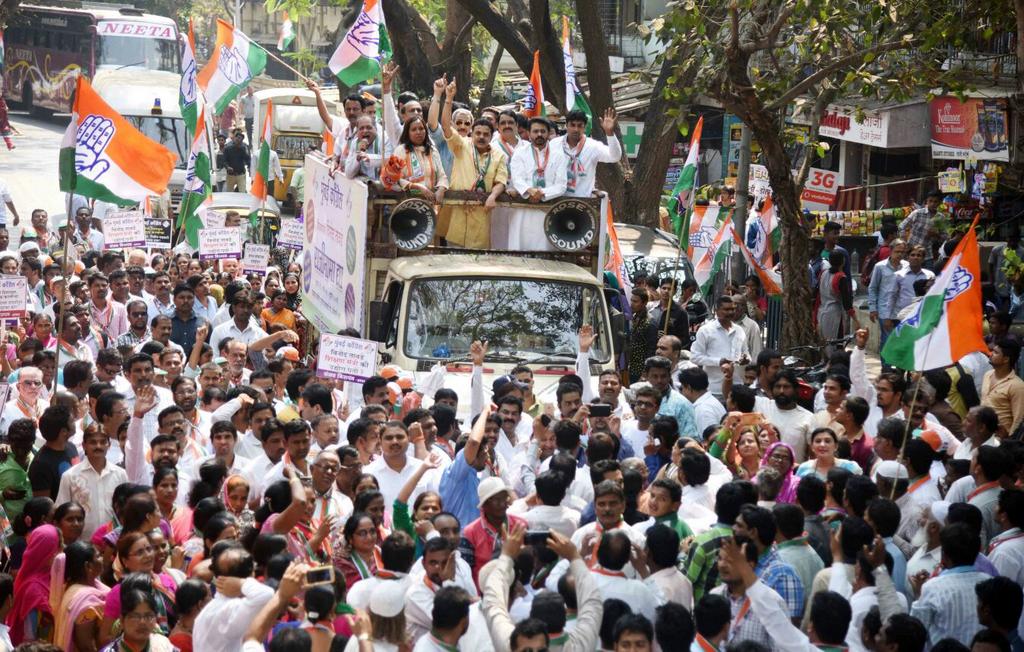 SATAVRAJEEV's tweet photo. Huge Protest March by #Mumbai #Congress at Minister Tawades residence #Tarunbharatscam. https://t.co/hbQUj4I6wE