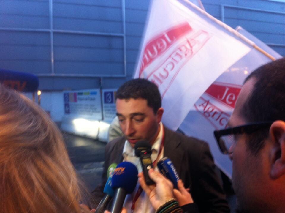 vandaele_sa's tweet photo. Les @JeunesAgri attendaient @PhilHoganEU à la sortie du bâtiment, sous une bannière disant "Phil, open your eyes" https://t.co/8ITLjJHTRE