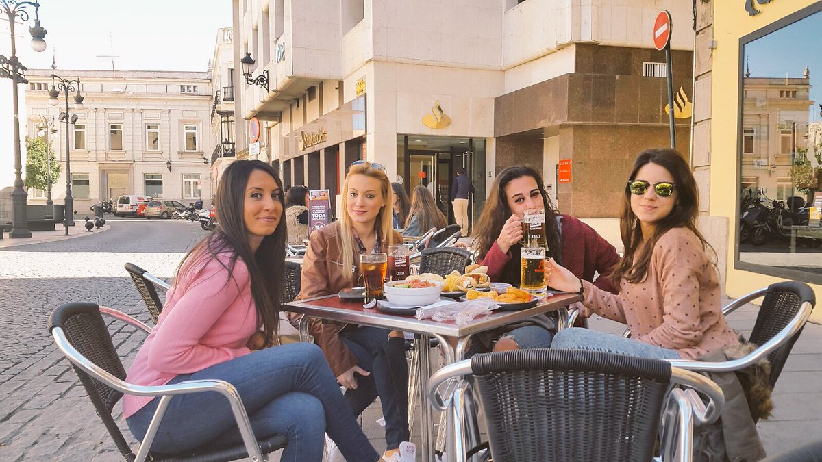 soleHernande6's tweet photo. @TmaraGmez @GemiPl @albii03 quiero una bola de queso ,no de pollo!!!jaja buen dia guapas! https://t.co/eCA3eTGEiL