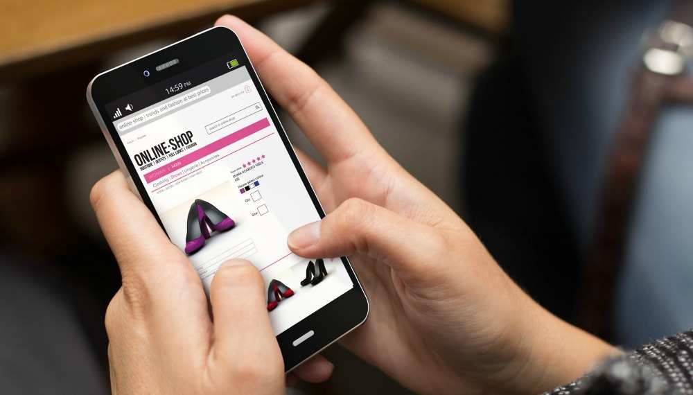 LesEchos's tweet photo. E-commerce : de plus en plus d'internautes achètent via leur smartphone https://t.co/YgfZDt7vXU https://t.co/rDjQJSLhqI